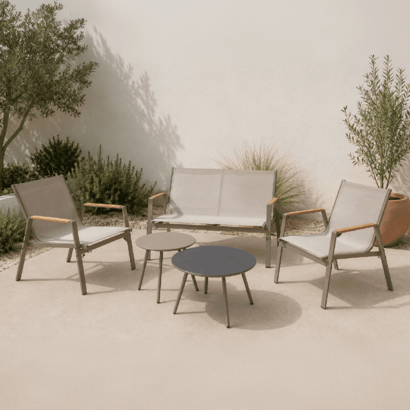 Salon de jardin avec deux tables