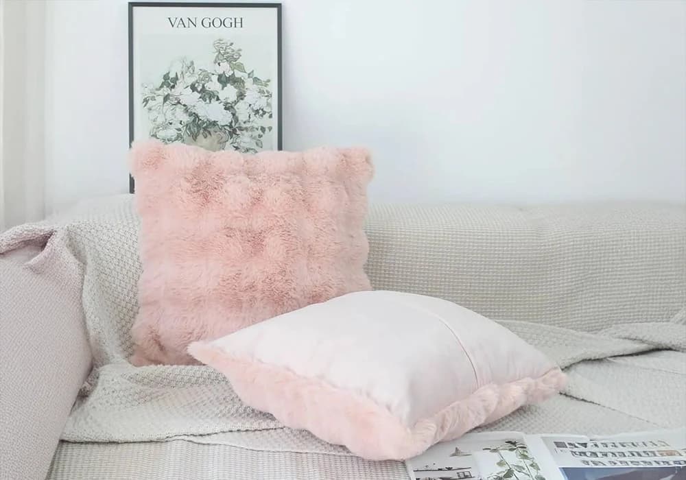 Coussin Décoratif Rose en Fausse Fourrure – 45 x 45 cm - Image 1