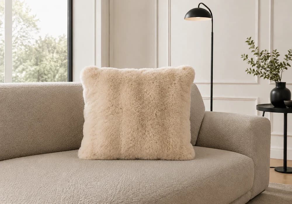 Coussin Décoratif Beige en Fausse Fourrure 45 cm - Image 1