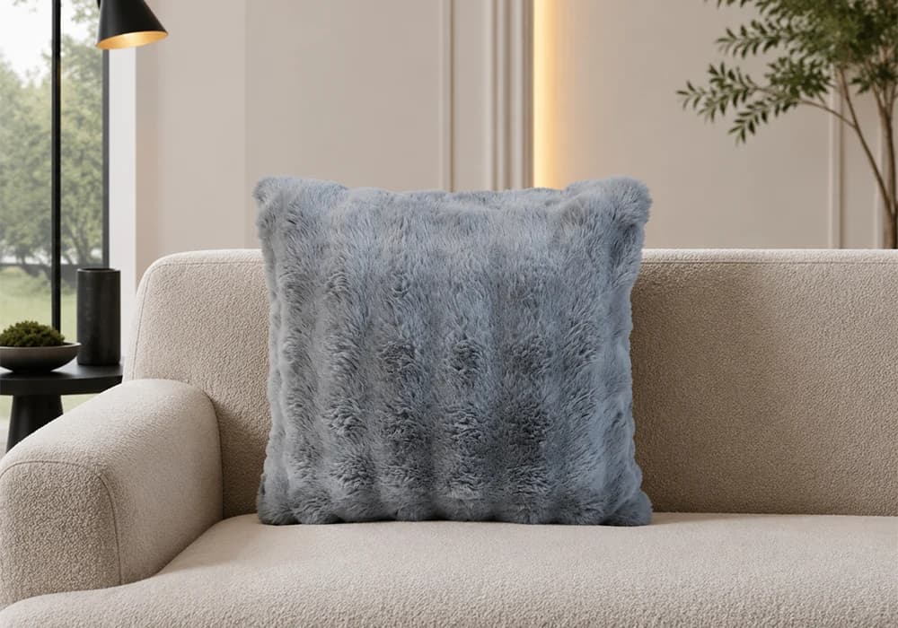 Coussin Décoratif Gris en Fausse Fourrure 45 cm - Image 1