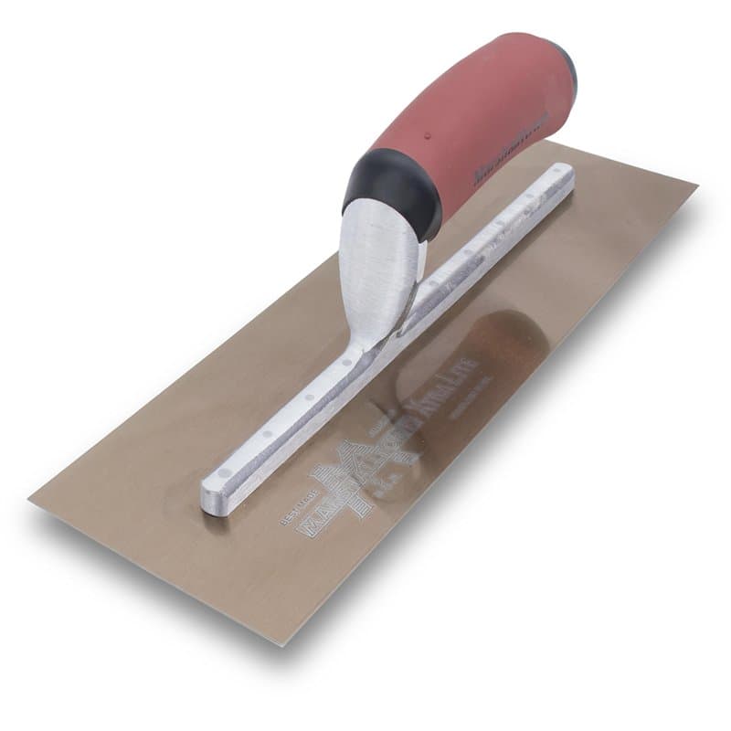 Truelle de lissage Marshalltown avec manche Durasoft courbé en acier doré, très adaptée aux sols et au béton, dimensions de la t