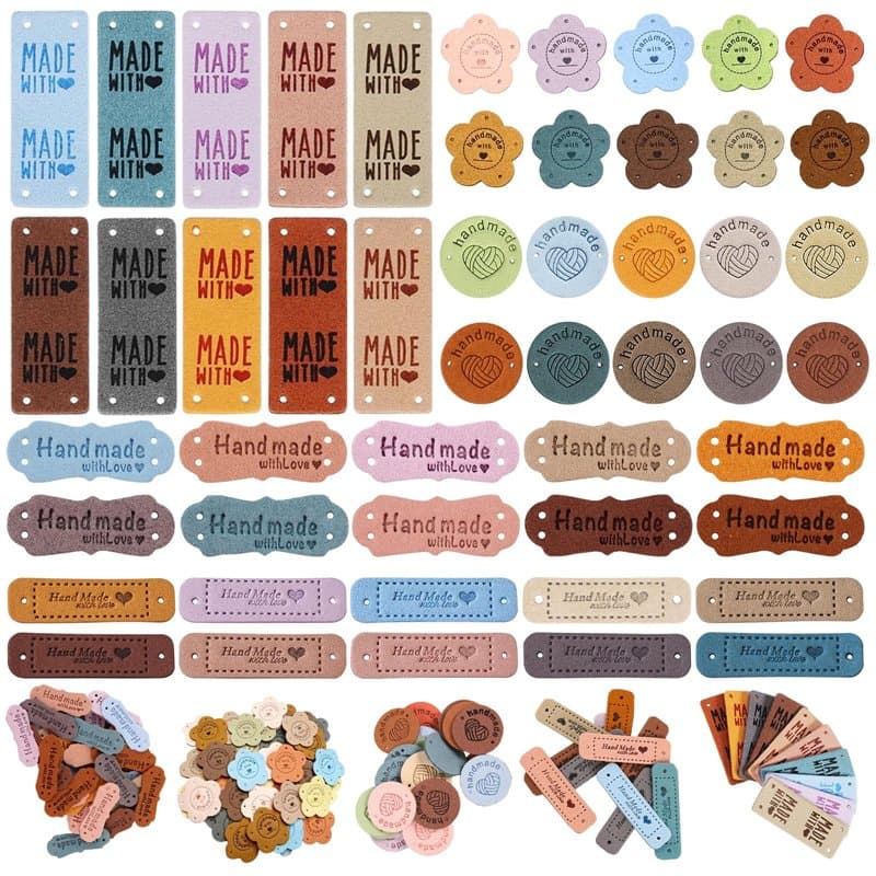 PIWOSGOL Étiquettes Faites Main Étiquettes Cuir PU 50 pièces, Étiquettes Relief Fabriquées Main avec Trous pour Tricot et Croche