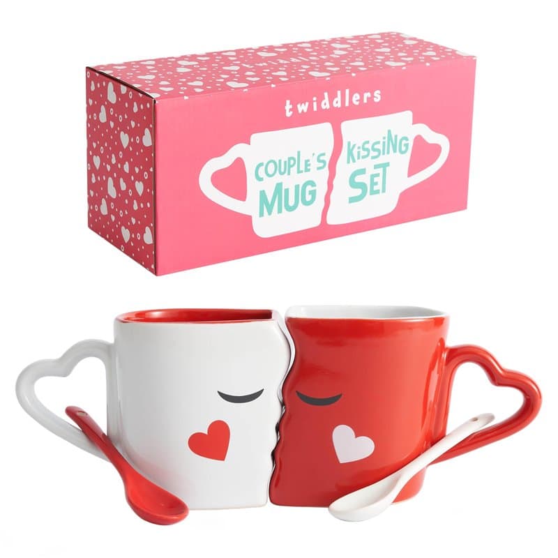 THE TWIDDLERS Embrasser Tasses, Grandes Mugs Couple Céramique avec Cuillères & Boîte-Cadeau - Cadeau de Noël pour Elle & Lui