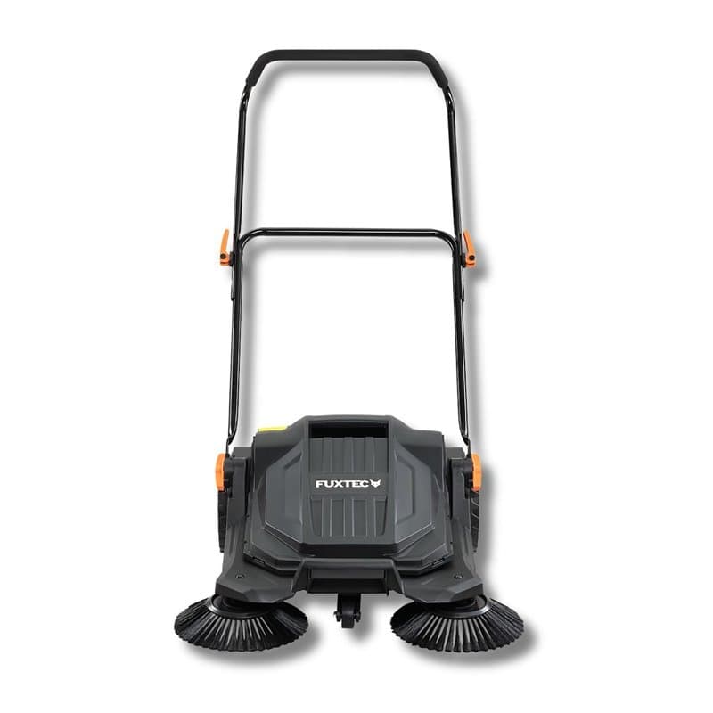 Balayeuse mécanique FUXTEC FX-HK65 – idéale pour surfaces extérieures moyennes à grandes. Largeur de travail 650 mm, cuve 20 L,