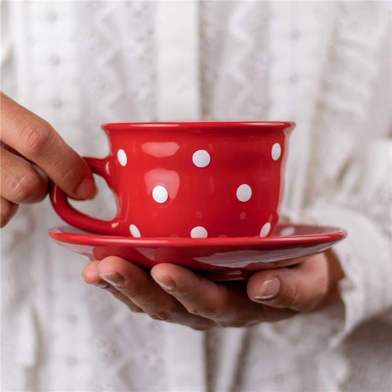 City to Cottage | Tasse et sous tasse à café, à thé | rouge à pois blancs en céramique faite et peinte à la main | 250ml