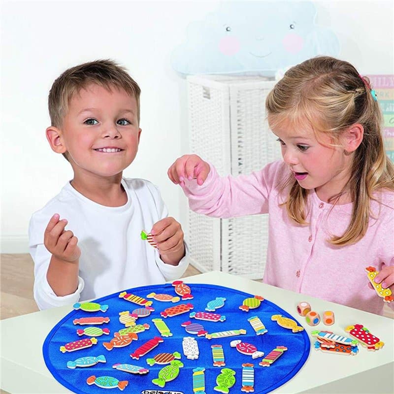 Beleduc Jeu Trouvez les Bonbons - Enfant 4 Ans et Plus - 41 Bonbons en Bois, 3 Dés de Couleur - 1 à 8 Joueurs - Tapis Jeu Éducat