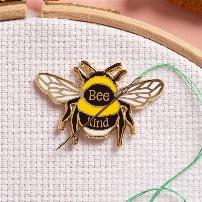 Caterpillar Cross Stitch Needle Minder – Bumblebee Bee Kind pour point de croix, couture, broderie et accessoires d'aiguille, ém
