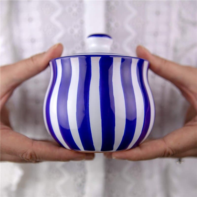 City to Cottage | Sucrier Pot de sucre | à rayures bleu marine et blanches en céramique avec couvercle fait et peint à la main