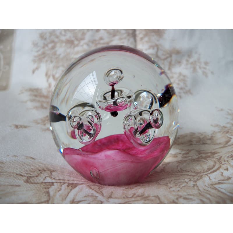 Presse papier en verre soufflé bulle et fond rose style Murano
