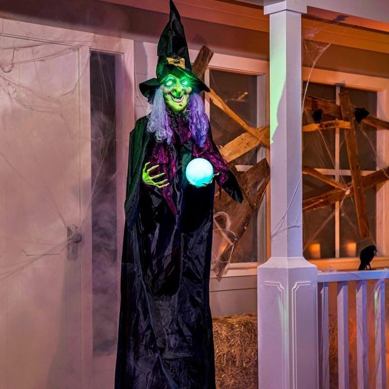 JOYIN 198cm Décoration de sorcière à Suspendre pour Halloween avec Boule Magique, sorcière parlante animée à Suspendre avec Yeux