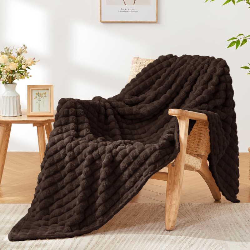 BEDELITE Plaid Polaire Marron Foncé pour Canapé 125x150 cm | Couverture Hiver à carreaux, Doux et Chaud, Cadeau Coconning, Pour