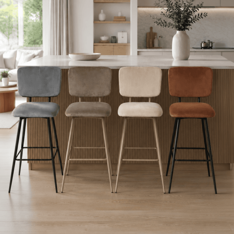 Tabouret de bar en tissu et métal.